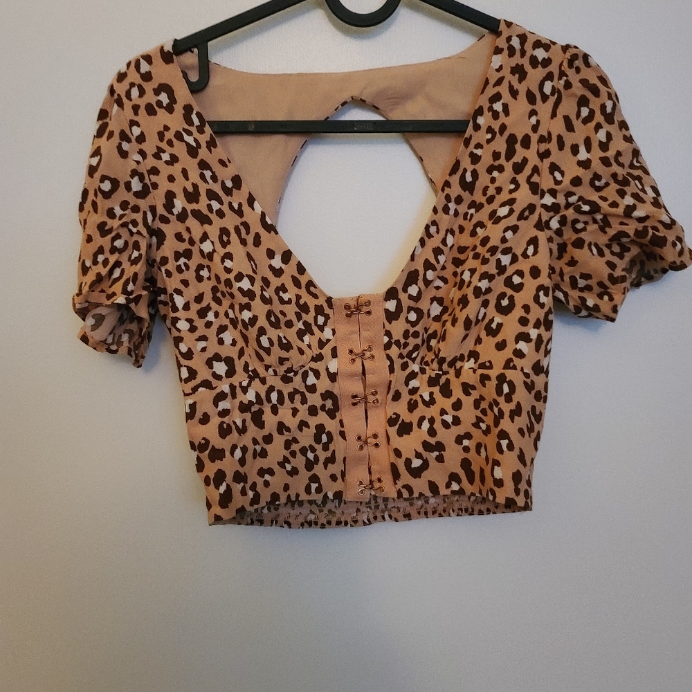Sexy cut out crop Top. Linen feeling. Small cheetah print.